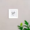 Zásuvka Nova s konektorom USB s bielym rámom