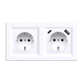 Zástrčka Nova s konektorom USB s bielym rámčekom