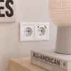 Zástrčka Nova s konektorom USB s bielym rámčekom