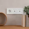 Uzemnená zásuvka Nova III s dvoma TV zásuvkami s bielym rámčekom
